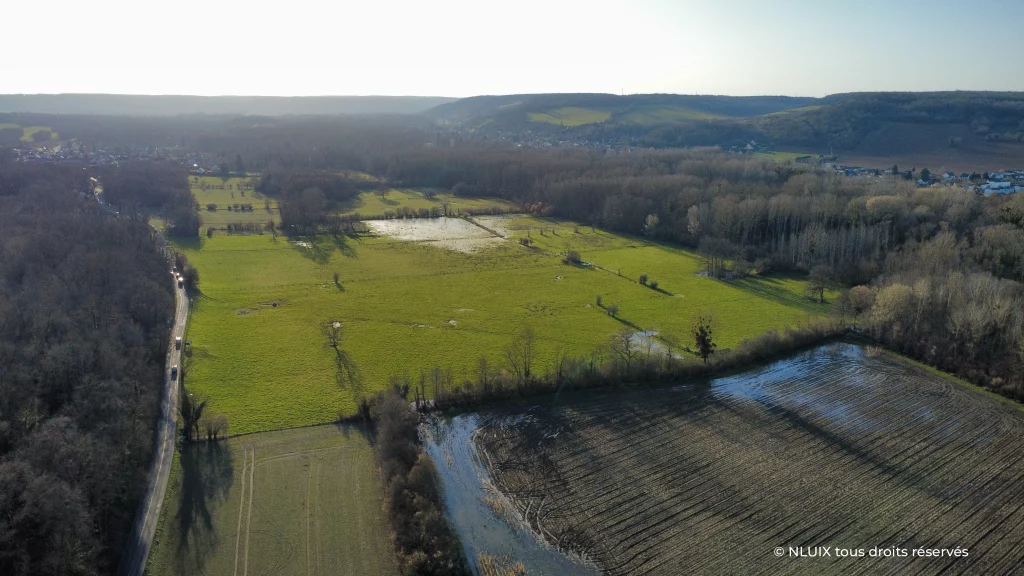 Photo aérienne du paysage dans le Vexin-sur-Epte qui laisse apparaître des zones inondées voir marécageuses.