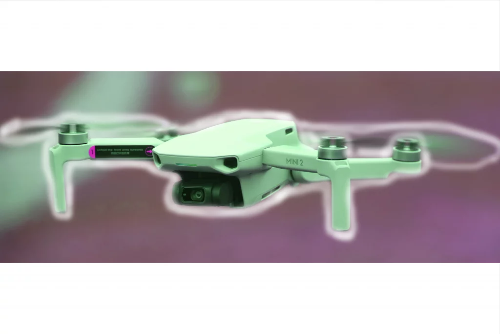 Photo montage d'un drone en vol qui illustre la rubrique à propos et présente le télépilote