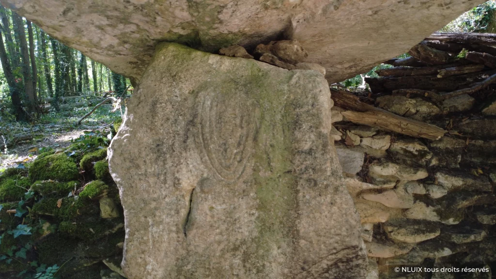 Vue de la gravure du Mégalithe sur sa partie gauche de l'entrée de la chambre